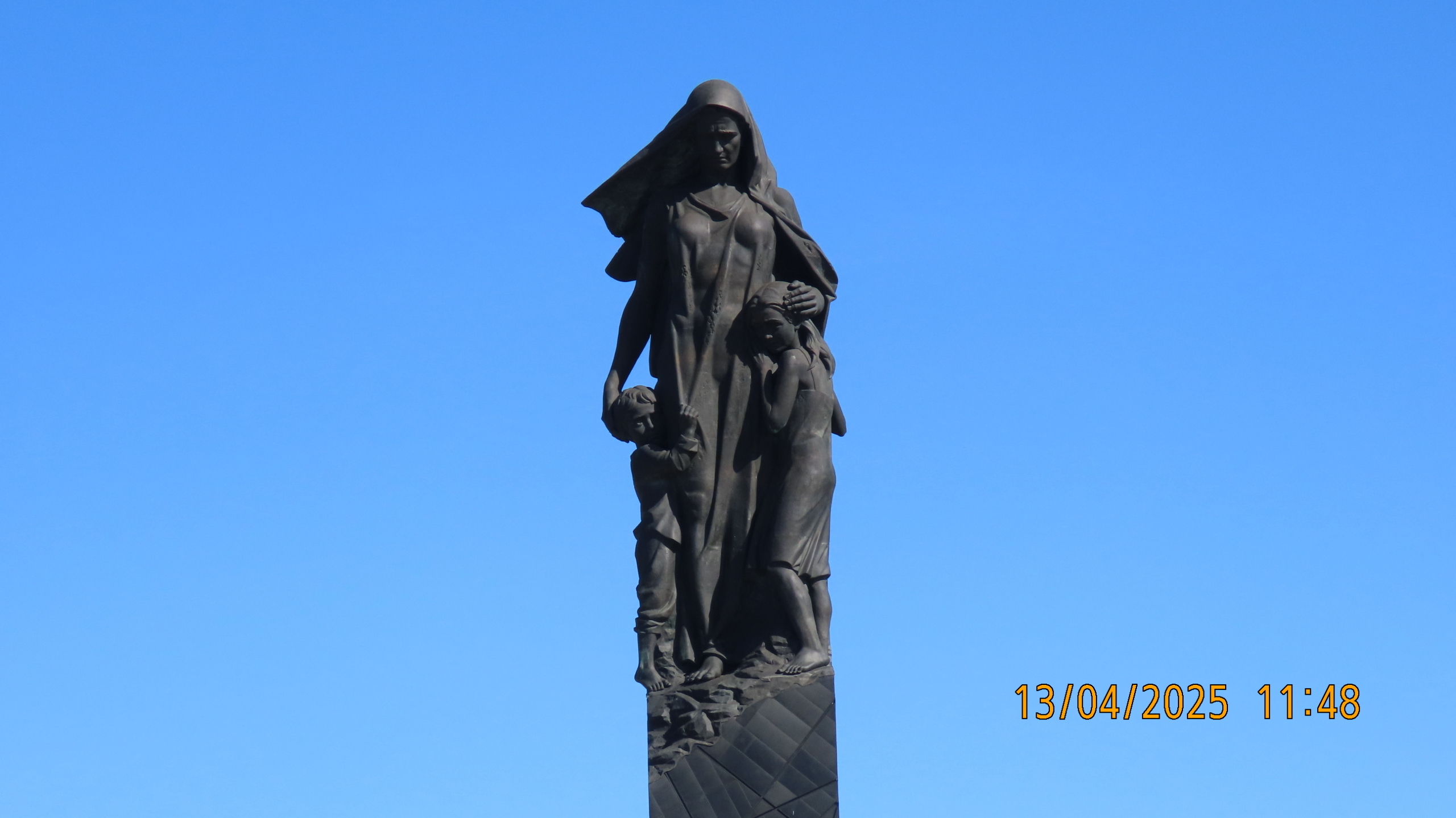 «Мирным гражданам СССР, погибшим в ходе Великой отечественной войны»