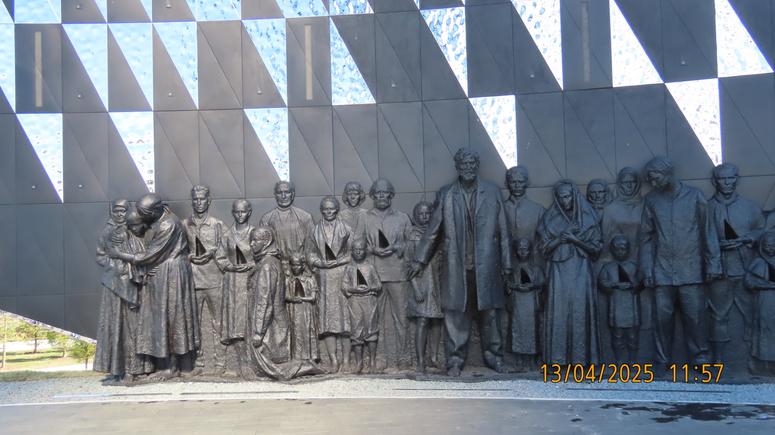 «Мирным гражданам СССР, погибшим в ходе Великой отечественной войны»