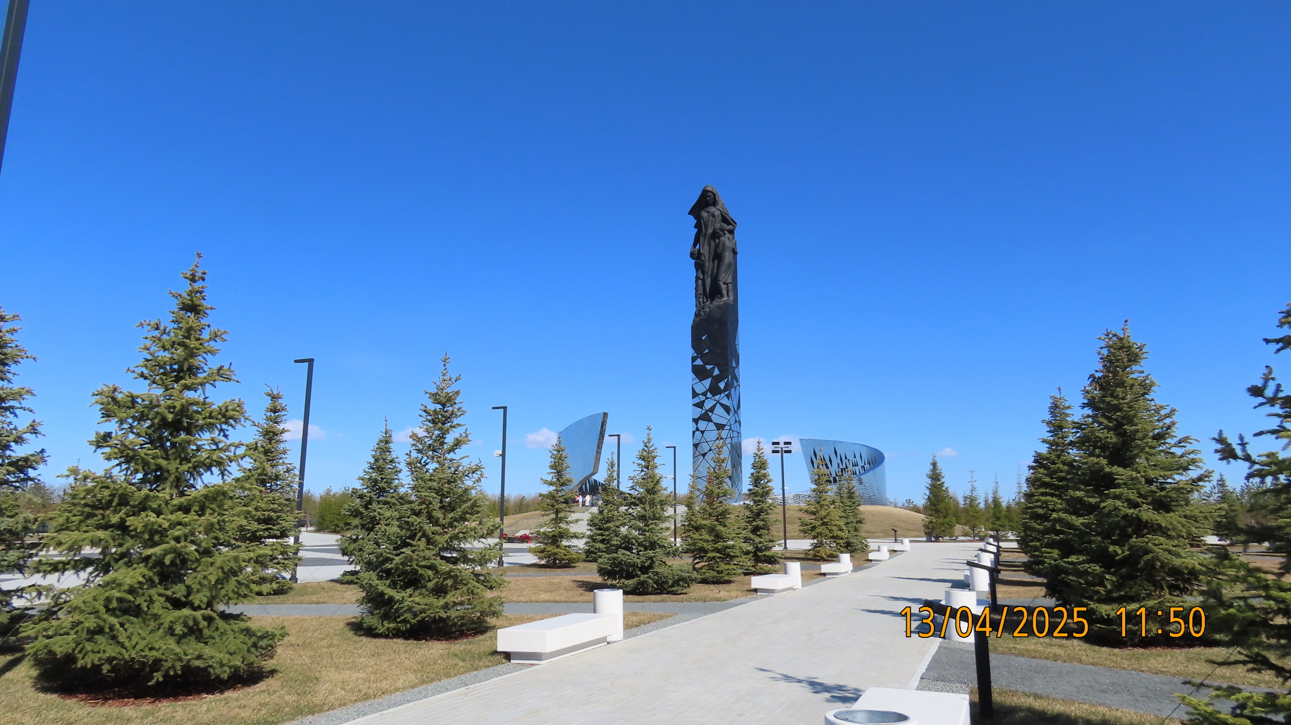 «Мирным гражданам СССР, погибшим в ходе Великой отечественной войны»