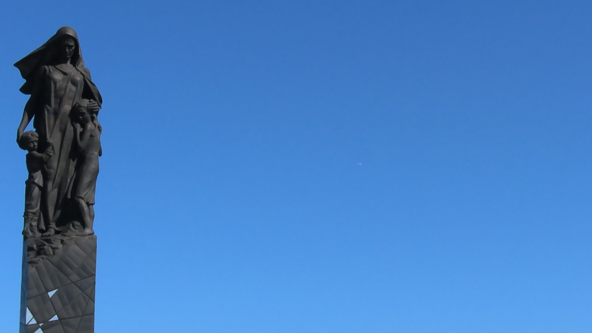 «Мирным гражданам СССР, погибшим в ходе Великой отечественной войны»