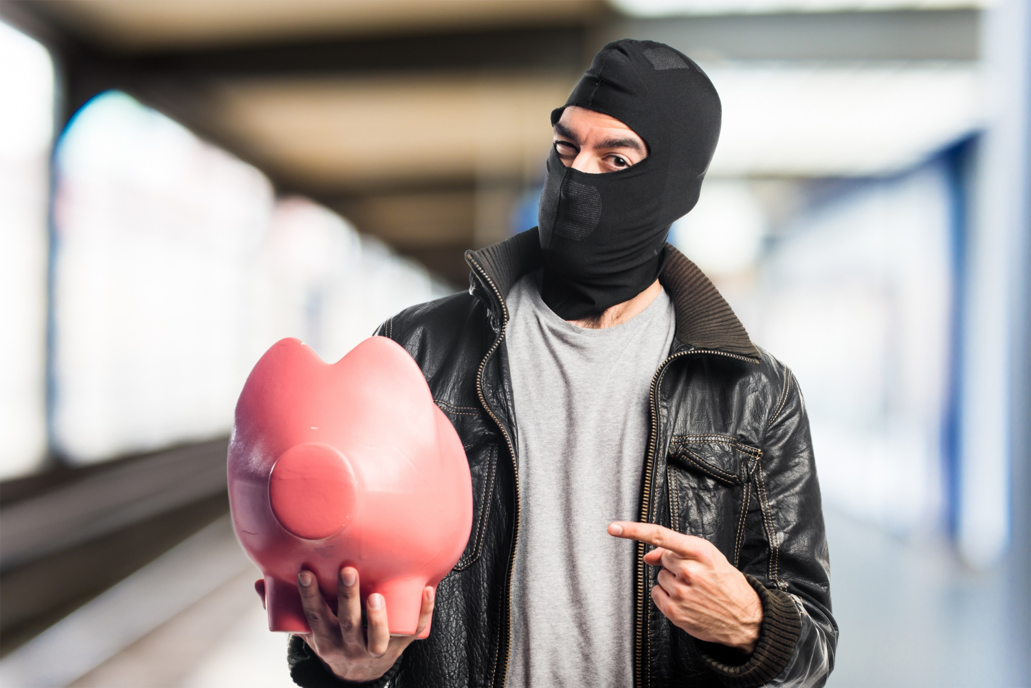 Банк предлагает оформить страховку карты или счета от мошенников: стоит ли соглашаться?