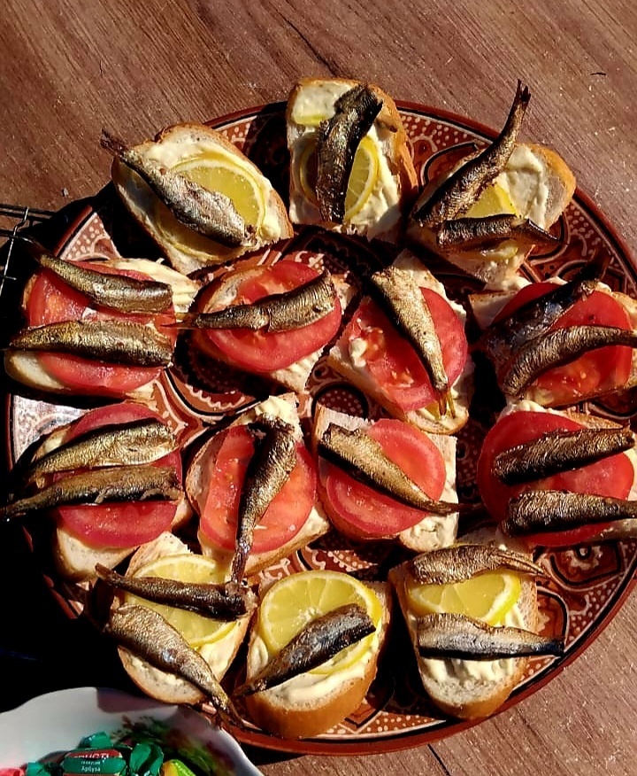 Бутерброды со шпротами. Терпеть не могу, когда хлеб жарят и соленый огурец кладут