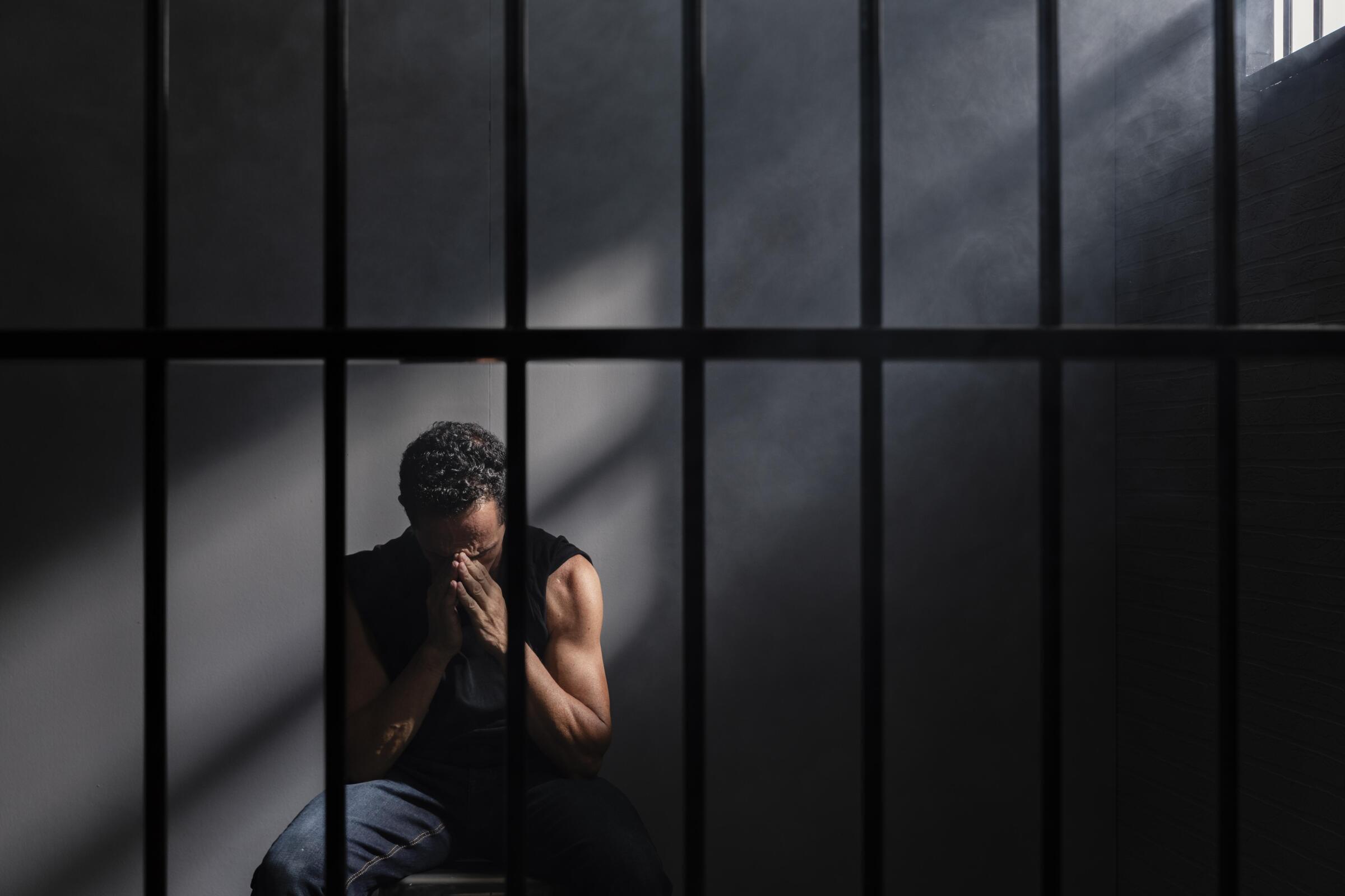 Экс-опер избивал руками и ногами женщину, а затем начал плакаться Владимиру Путину. Что в итоге из этого вышло?