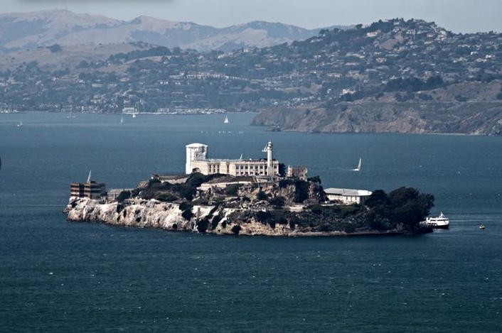 Трамп собирается вновь открыть печально известную тюрьму АЛЬКАТРАС