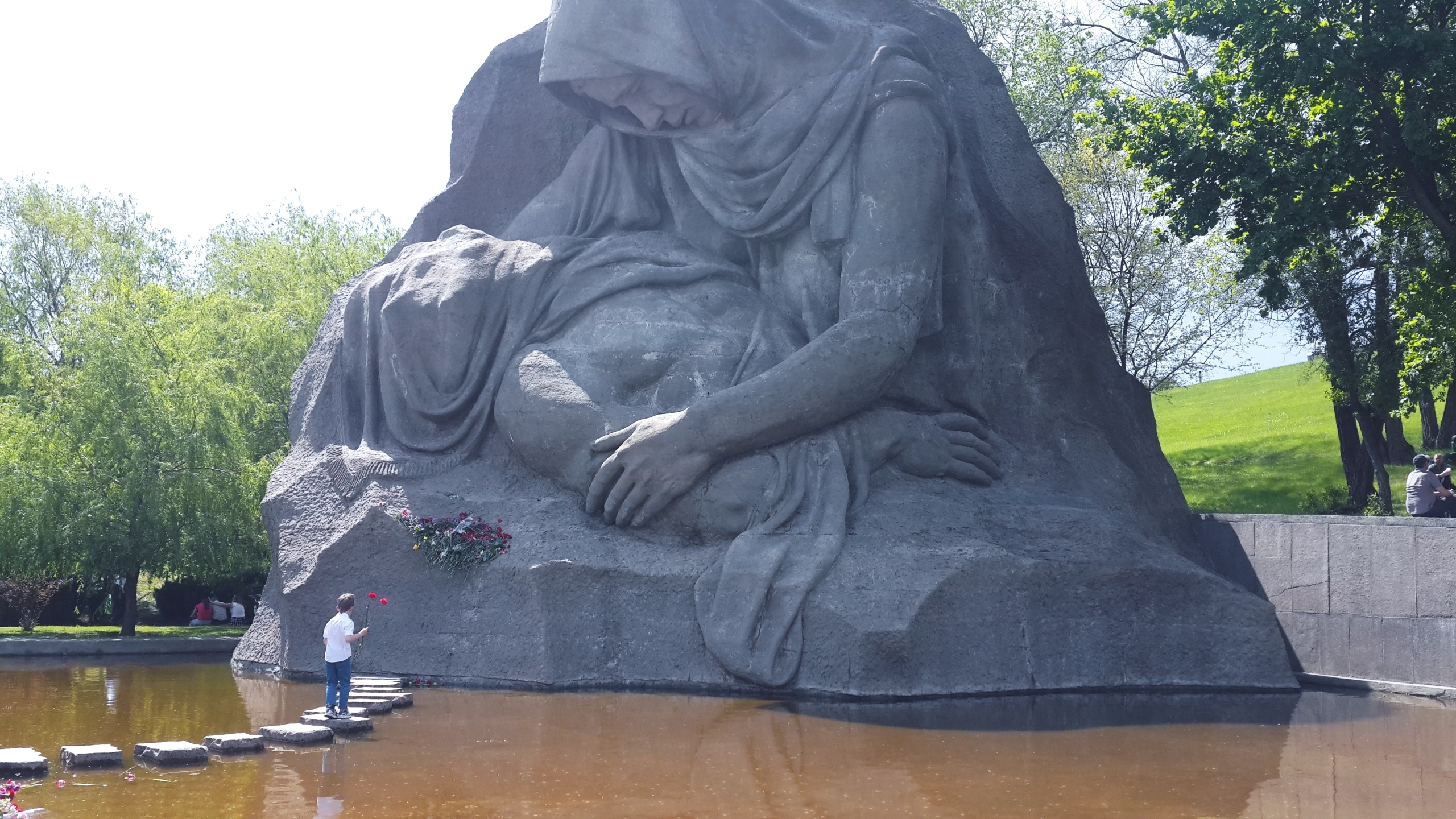 Копия «Родина-мать» в Санкт-Петербурге в сандалиях: почему это оскорбляет память?