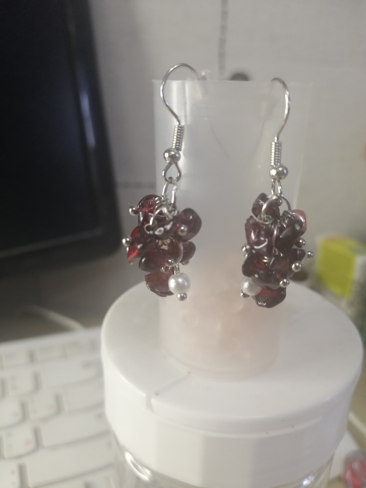 Сияющие гранатовые серьги «Ожина»: в солнечном свете гранат сияет ярче, чем при искусственном освещении