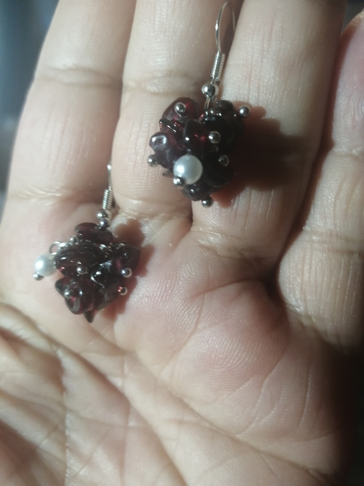 Сияющие гранатовые серьги «Ожина»: в солнечном свете гранат сияет ярче, чем при искусственном освещении