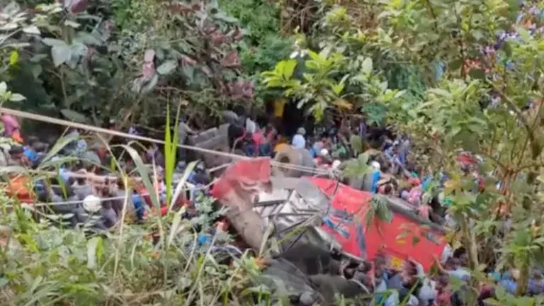 Крупнейшая автокатастрофа года в Шри-Ланке: автобус с пассажирами сорвался в 200-метровую пропасть