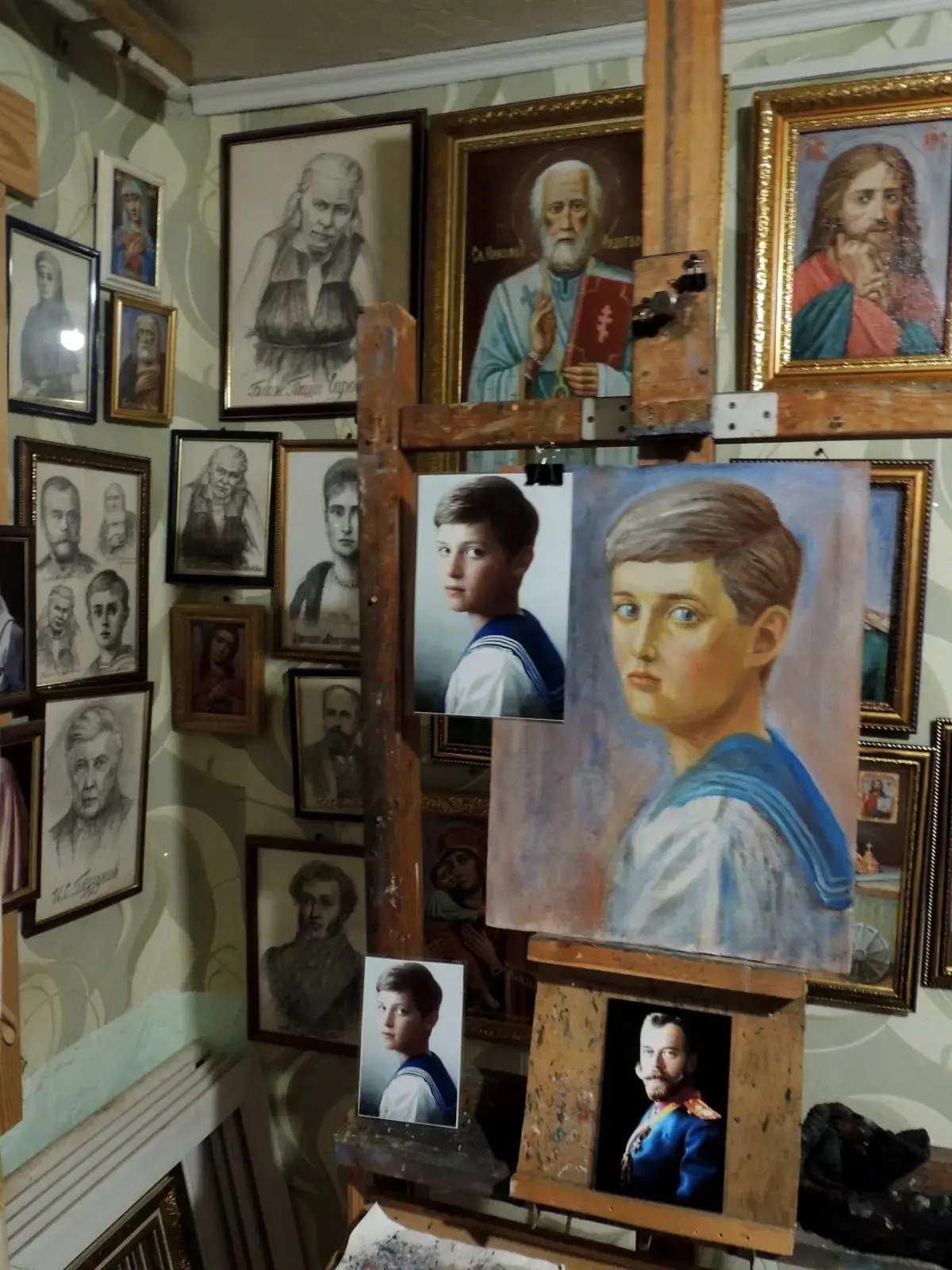 Художник Борис Пчелкин высказывается о том , что невозможно ему пробиться в свет со своим картинами.