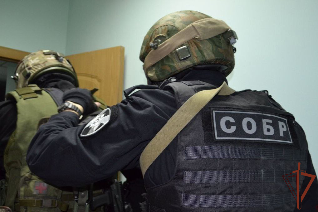 Офицеры СОБР Росгвардии задержали подозреваемого в вымогательстве крупной суммы Офицеры СОБР Росгвардии задержали подозреваемого в вымогательстве крупной суммы