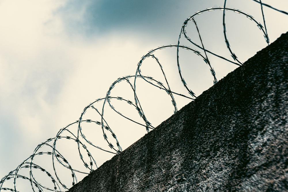 Осужденный на пожизненном засудил Почту России