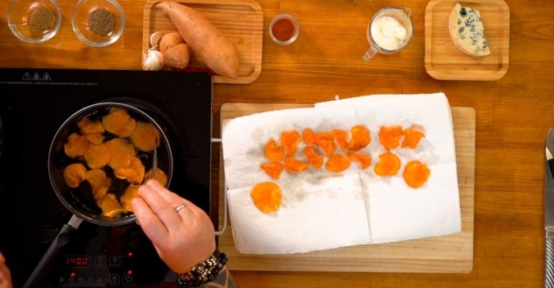 Свиные рёбрышки в пикантном соусе с ягодами и чипсы из батата