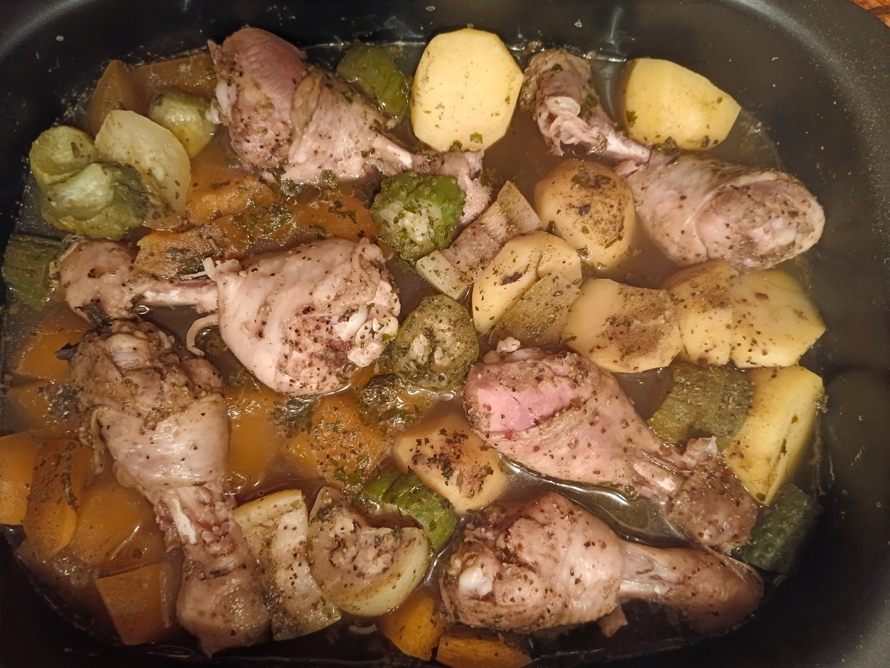 Куриная голень с тыквой и прочими овощами.