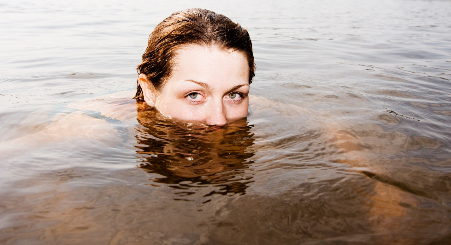 «Зуд купальщика»: десятки россиян подхватили церкариоз после начала купального сезона