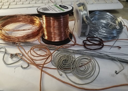 🟩Мои руки изрезаны проволокой, пальцы болят от напряжения, но мне так нравится работать с украшениями и минералами...Похвалите меня. Мне это важно