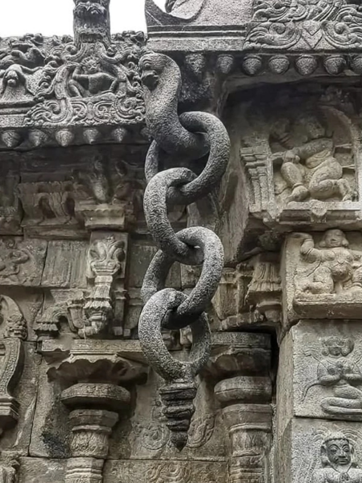 Каменная цепь в храме Гауришвара: инженерный шедевр Индии XVI века