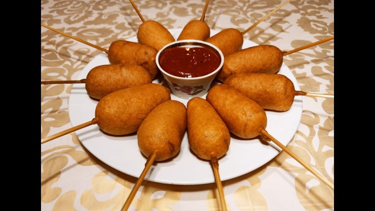 Готовим сосиски на шпажках.