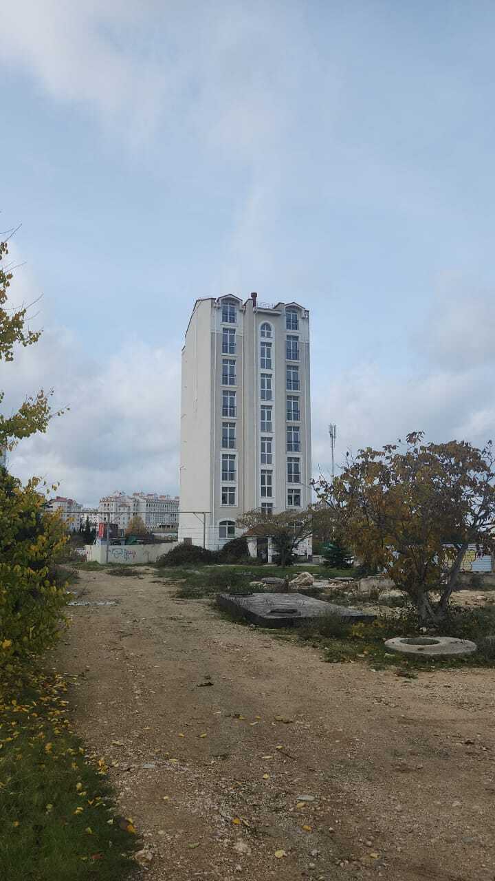 У одинокого 8-этажного 11-квартирно жилого дома, построенного по «украинским документам» в районе Омеги, есть обманутые дольщики.