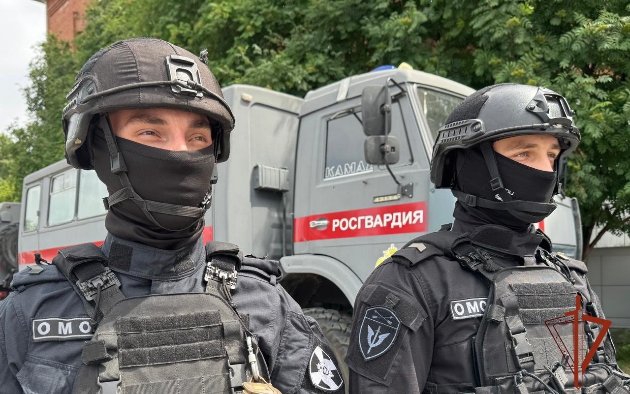 Сотрудники новосибирского ОМОН Росгвардии задержали мужчину с крупной партией наркотиков