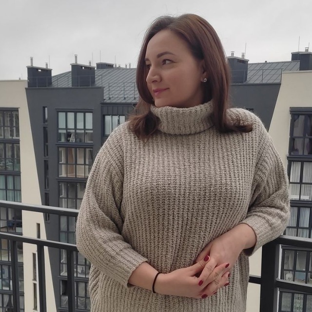 Косичка в цветных бантах.