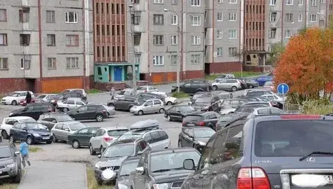 Автопарк во дворах создает проблему для коммунальных служб и жильцов многоквартирных домов.