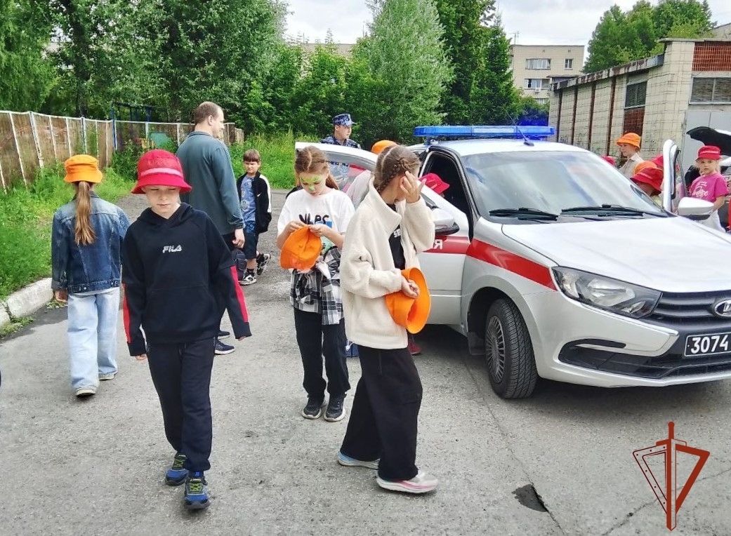 В Новосибирске сотрудники вневедомственной охраны Росгвардии встретились со школьниками В Новосибирске сотрудники вневедомственной охраны Росгвардии встретились со школьниками