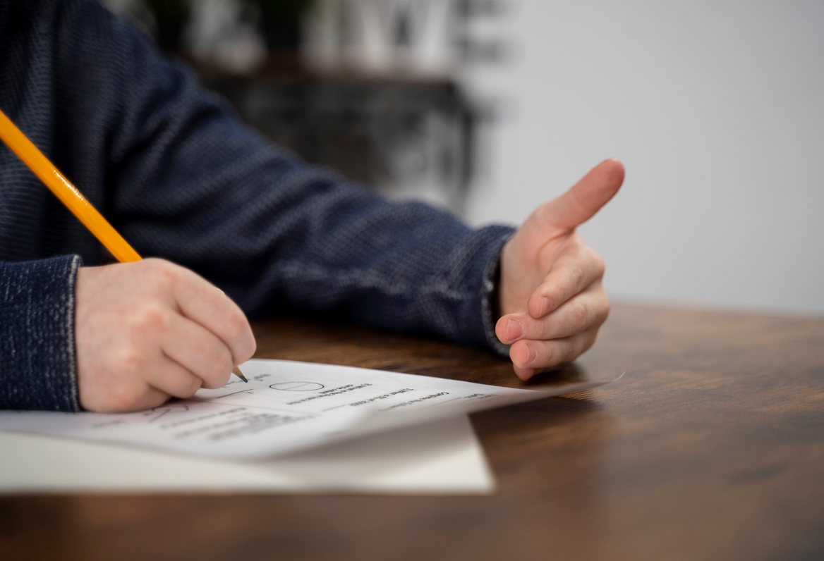 Как дети мигрантов сдают тесты на русский язык. Спойлер: лучше, чем их родители готовят документы