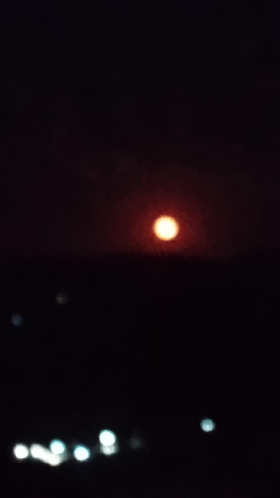 Луна нарядилась на бал