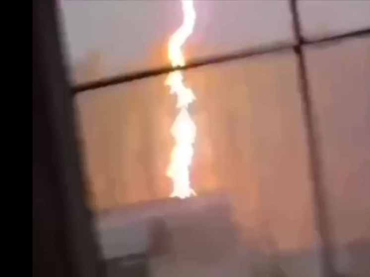 В Подмосковье молния в виде «огненного меча» ударила с огромной силой