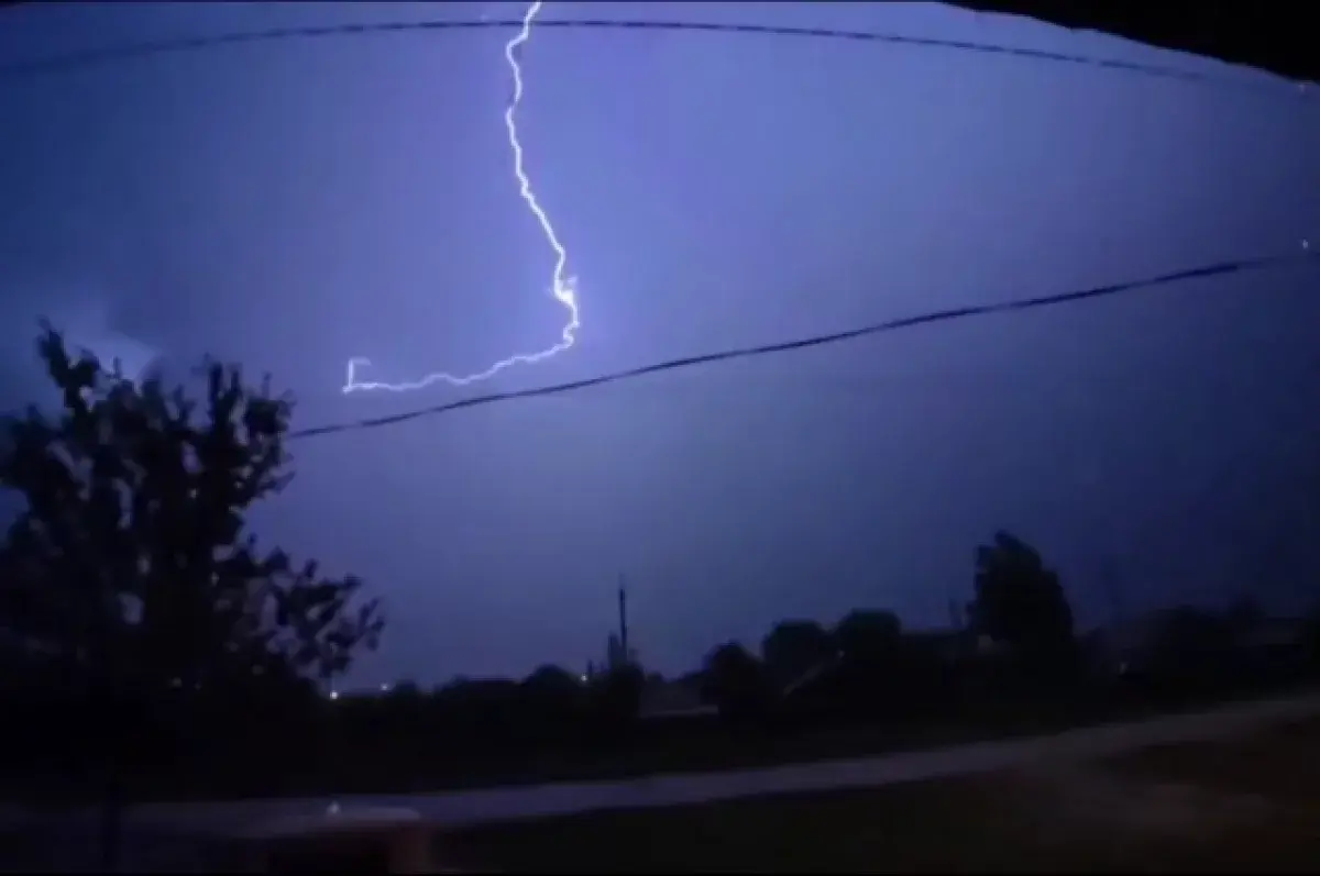 Раскрытый зонт над головой притягивает молнию, а мобильник нет