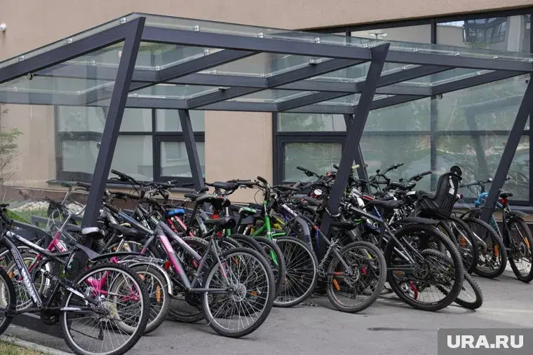 Мужчина на оранжевом велосипеде открыл стрельбу из лука по женщинам