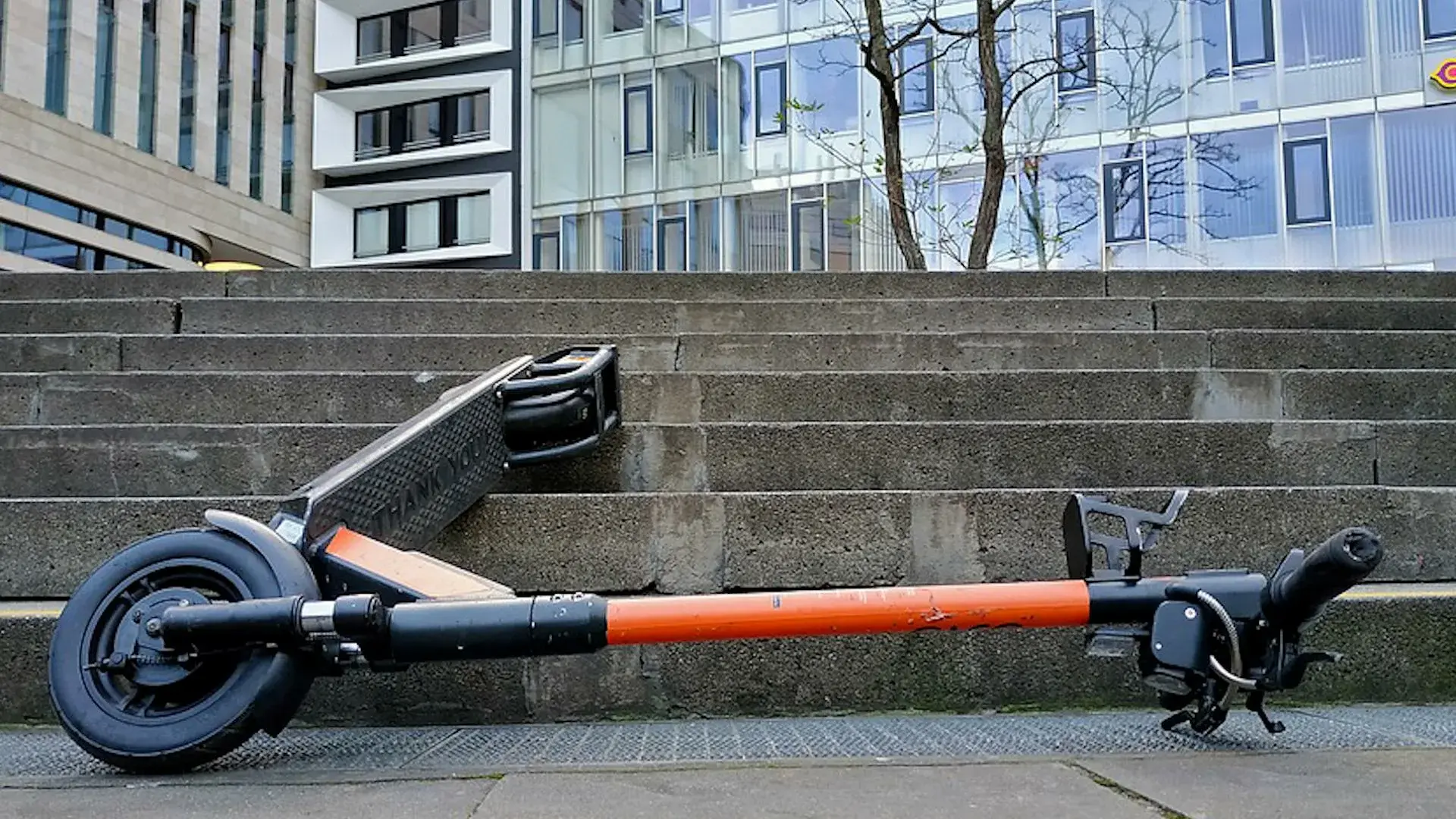 Самокатчики против пешеходов: кто победит в этой войне?