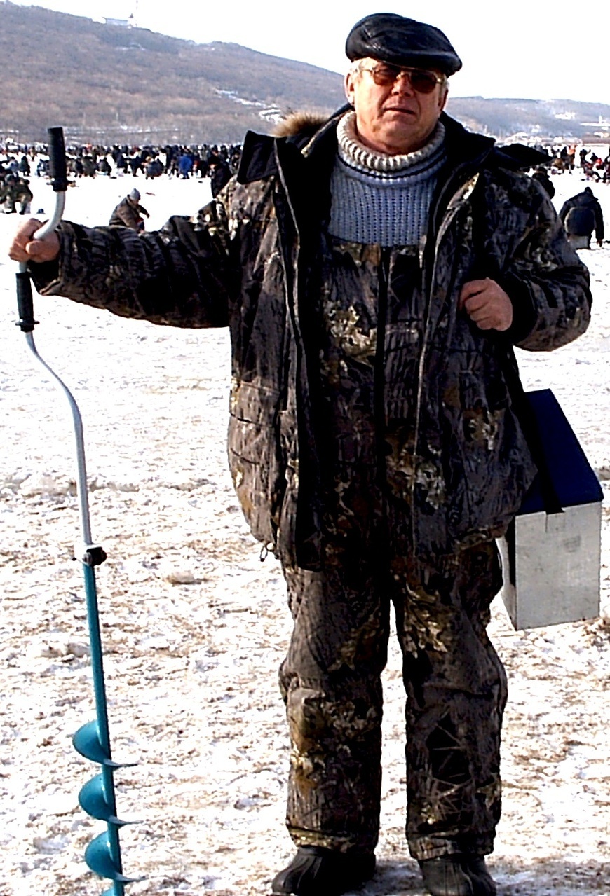 Типичный зимний рыбак в полной экипировке.