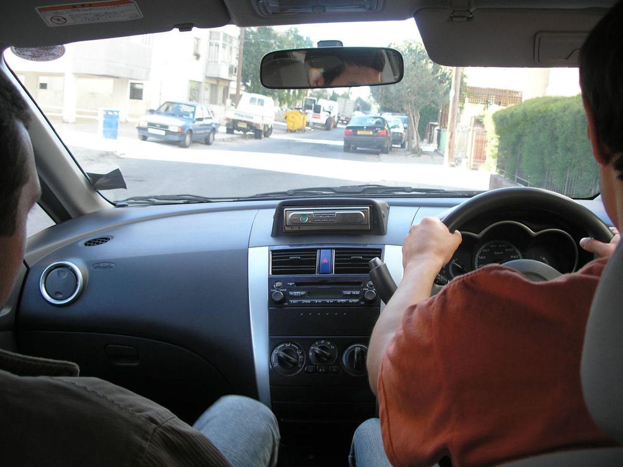 Авто с правым рулем не запретят. Но “осадочек остался”