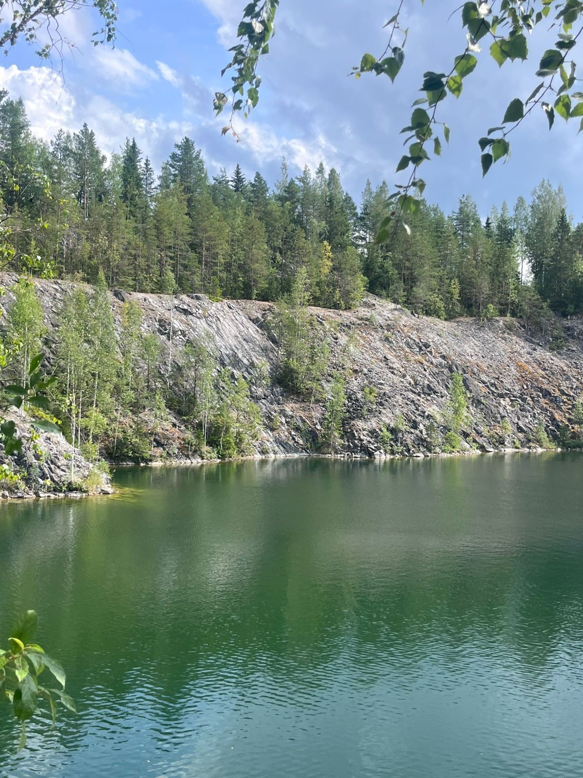 Карелия: Удивительное разнообразие природы с водопадами и озерами