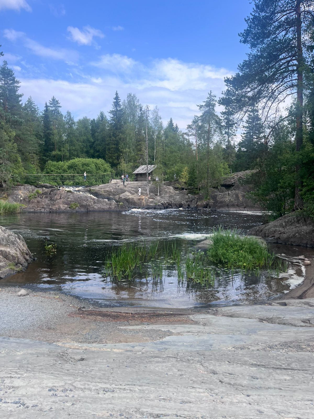 Карелия: Удивительное разнообразие природы с водопадами и озерами