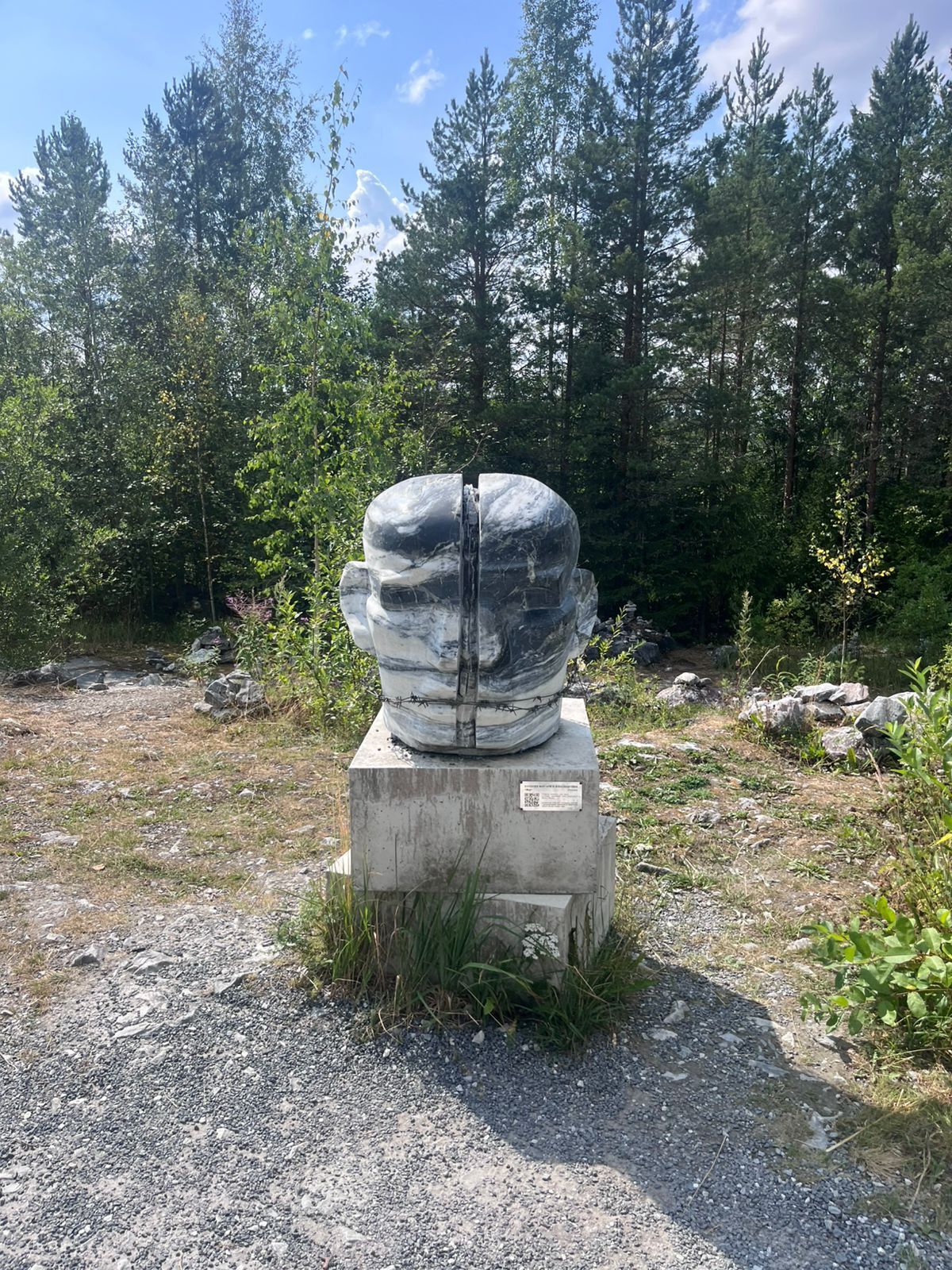 Карелия: Удивительное разнообразие природы с водопадами и озерами