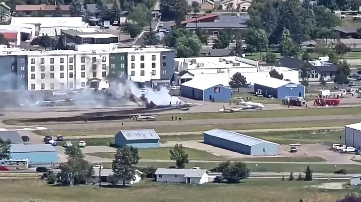 Пилот и трое пассажиров выжили после крушения самолета в Монтане.