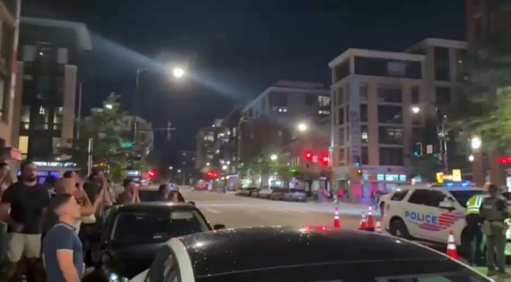 «Убирайтесь с наших улиц!» кричали полицейским на улице Вашингтона.