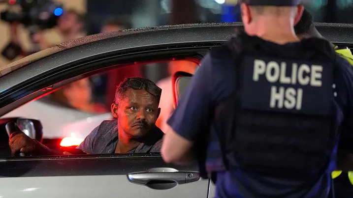 «Убирайтесь с наших улиц!» кричали полицейским на улице Вашингтона.