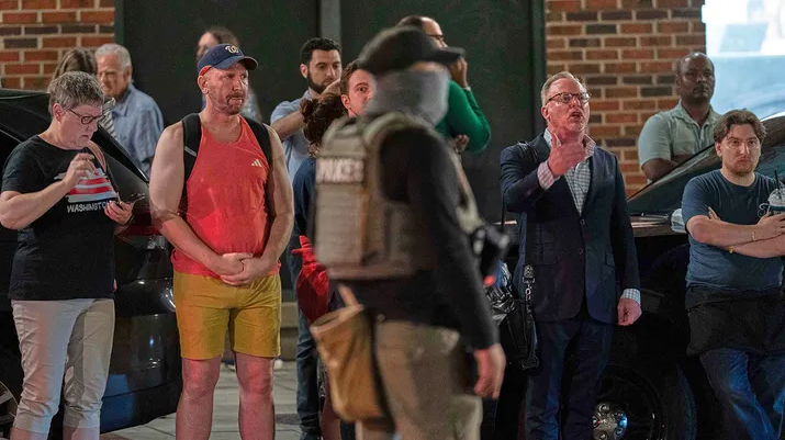 «Убирайтесь с наших улиц!» кричали полицейским на улице Вашингтона.