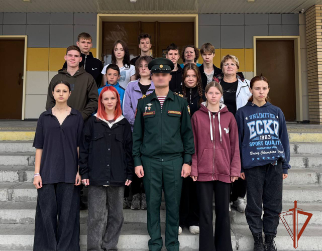 В Новосибирске военнослужащий Росгвардии провёл встречу со школьниками В Новосибирске военнослужащий Росгвардии провёл встречу со школьниками