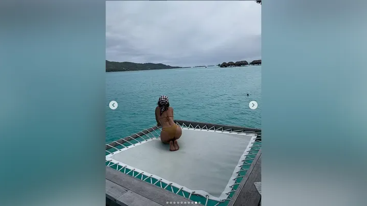 Холли Берри поражает воображение фотографиями в бикини с отдыха на день рождения.