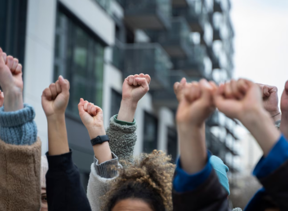 Киевляне устроили митинг за справедливые переговоры. Чего хотят люди?