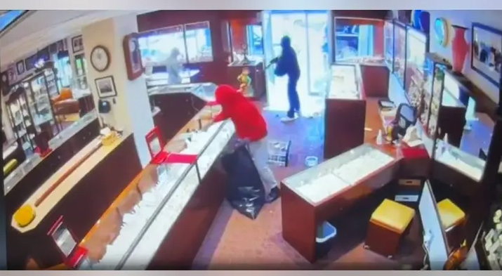 Грабители в масках совершили дерзкое ограбление ювелирного магазина в Сиэтле менее чем за две минуты.