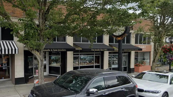 Грабители в масках совершили дерзкое ограбление ювелирного магазина в Сиэтле менее чем за две минуты.