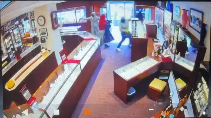 Грабители в масках совершили дерзкое ограбление ювелирного магазина в Сиэтле менее чем за две минуты.