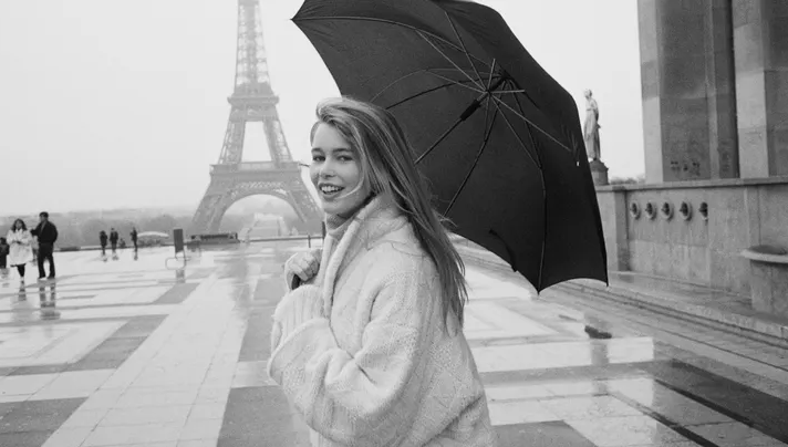 54-летняя супермодель Клаудия Шиффер демонстрирует молодую фигуру во время летнего купания в ледяной воде.