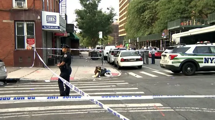 Массовая стрельба в баре Нью-Йорка унесла жизни по меньшей мере трёх человек.