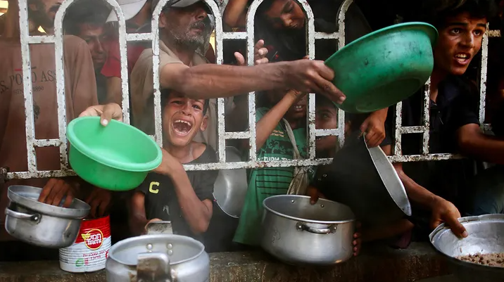 Израиль объявил о массовом переселении палестинцев в южную часть Газы в преддверии нового наступления.